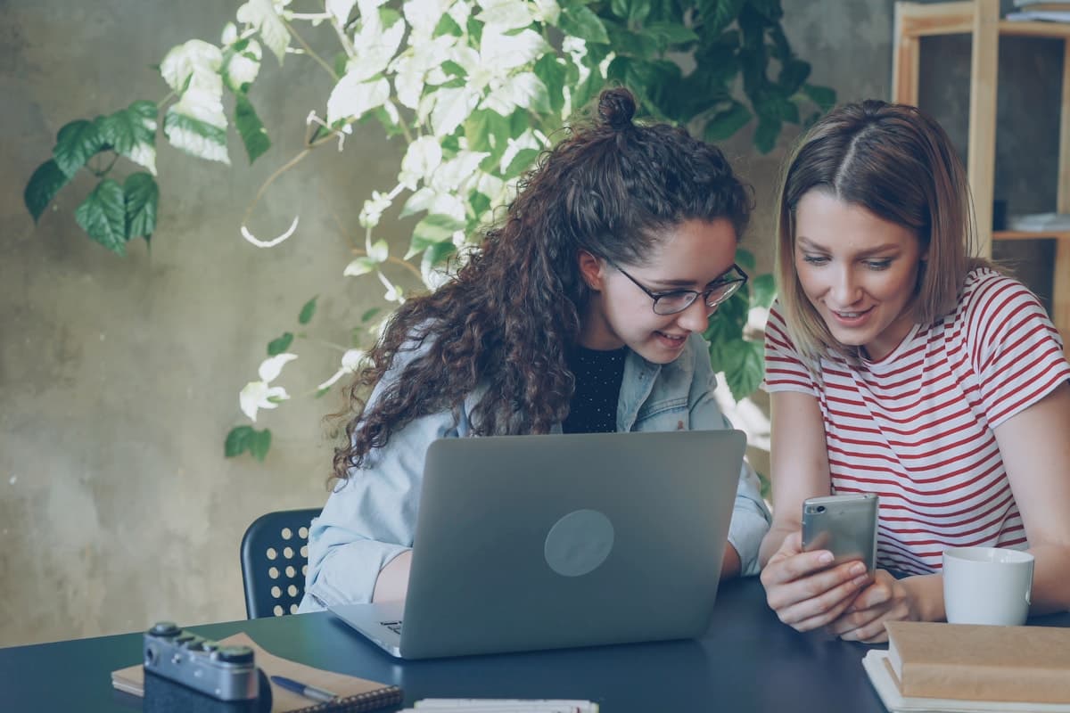 Equipo colaborando con WhatsApp y un portátil