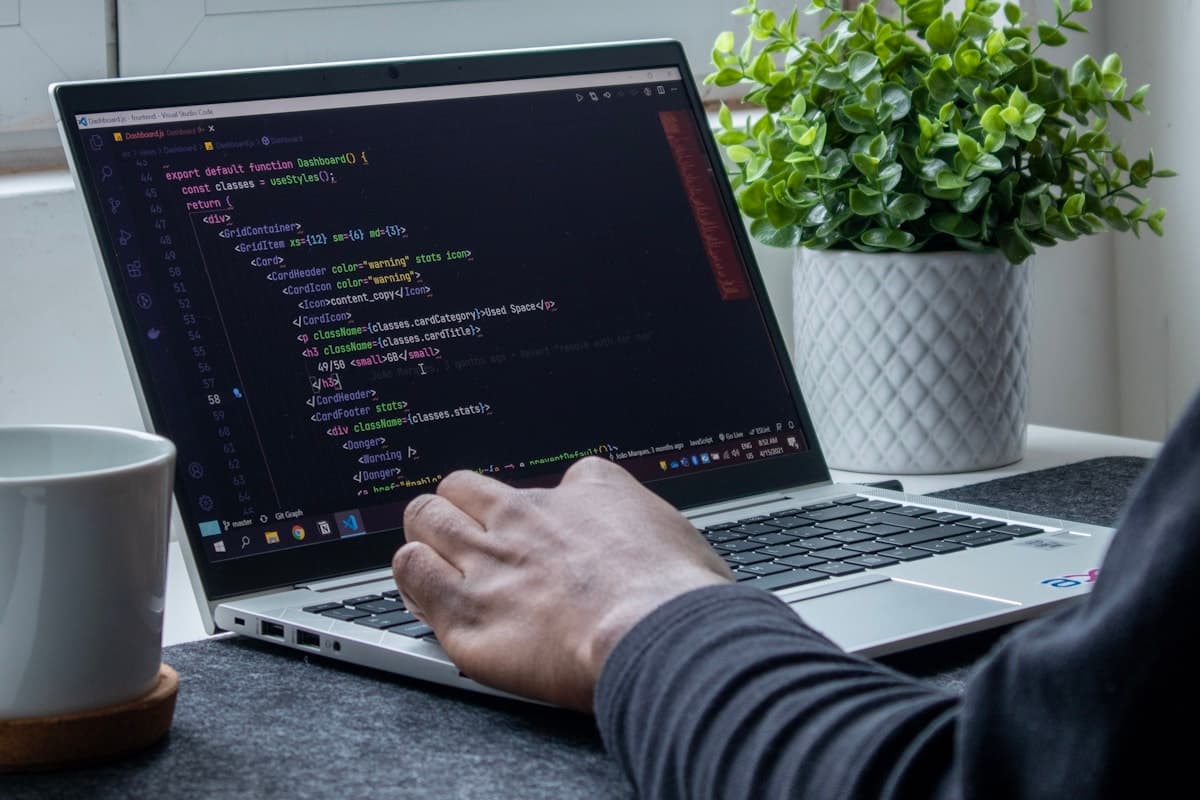 Persona programando una solución de software